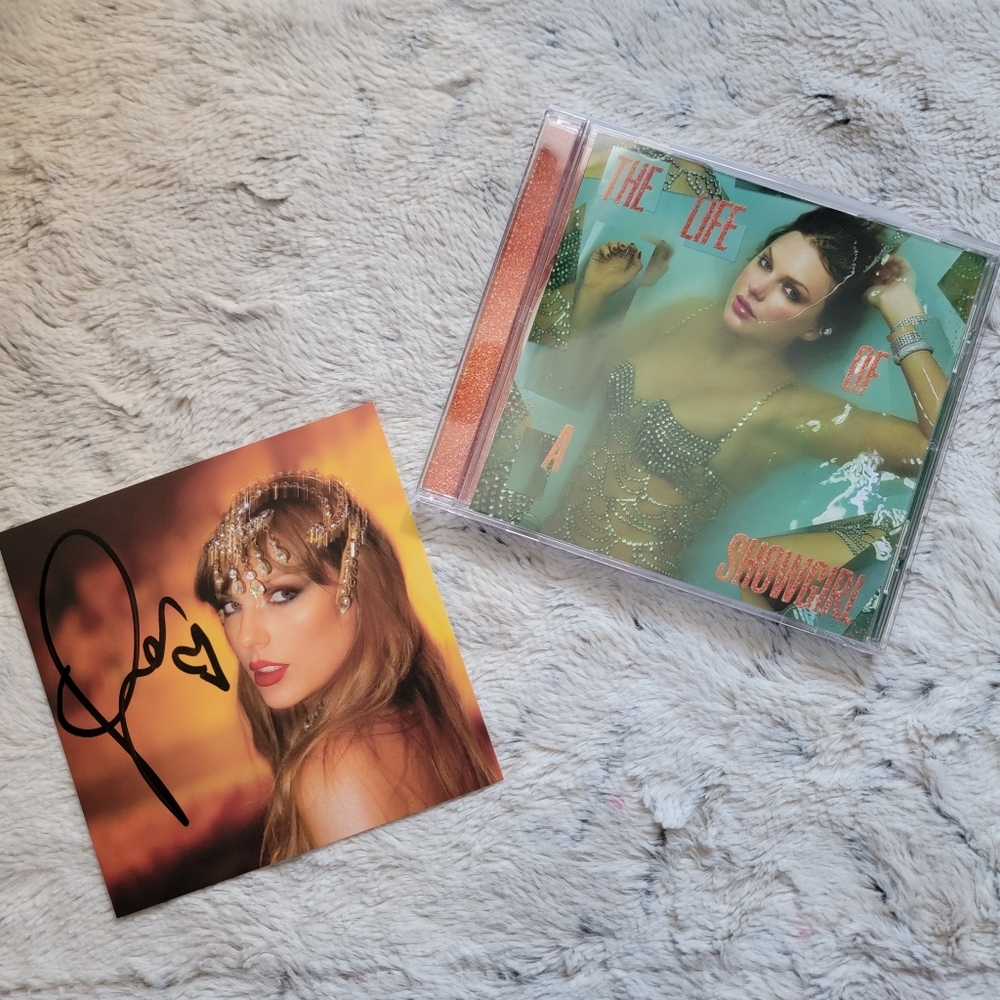 Taylor Swift The Life of a Showgirl CD & Hand Signed Photo 1 <3